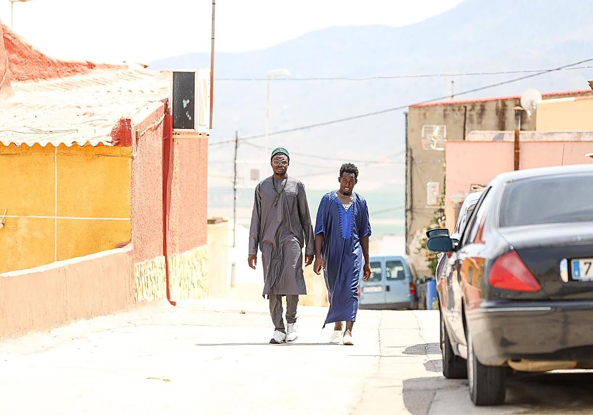Dos hombres, camino de la mezquita de Jumilla, la pasada semana.