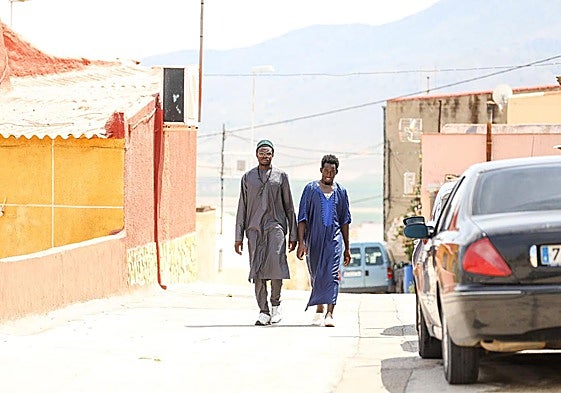 Dos hombres, camino de la mezquita de Jumilla, la pasada semana.