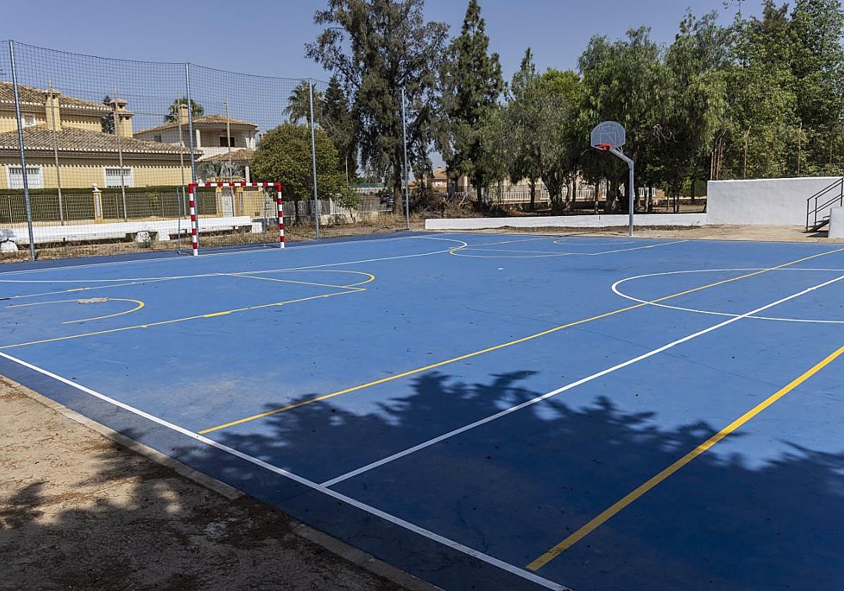 La nueva pista polideportiva de La Palma, renovada, será inaugurada en breve a falta de poner redes en la canastas y el logo de la marca turística en el pavimento.