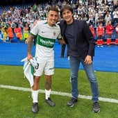 Paco Martínez, con Nico Fernández, tras subir con en Elche.