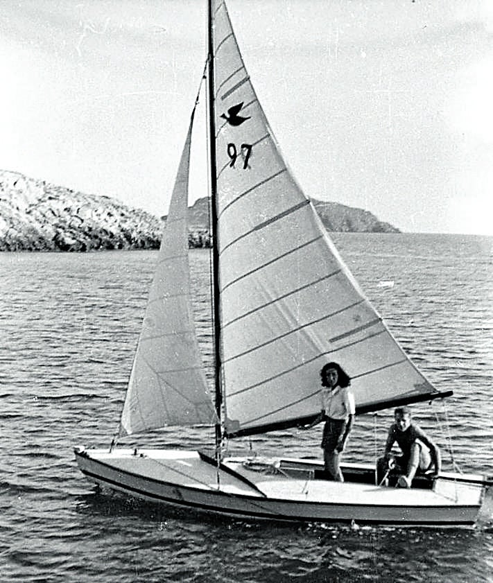 Imagen secundaria 2 - Vista de la Lonja de Pescadores de Santa Lucía, en Cartagena (c. 1960) y pareja navegando -podría tratarse de María Francisca Inglés Maestre y José Llamas, compañero de armas de Rodríguez de Viguri (c. 1945)-. 