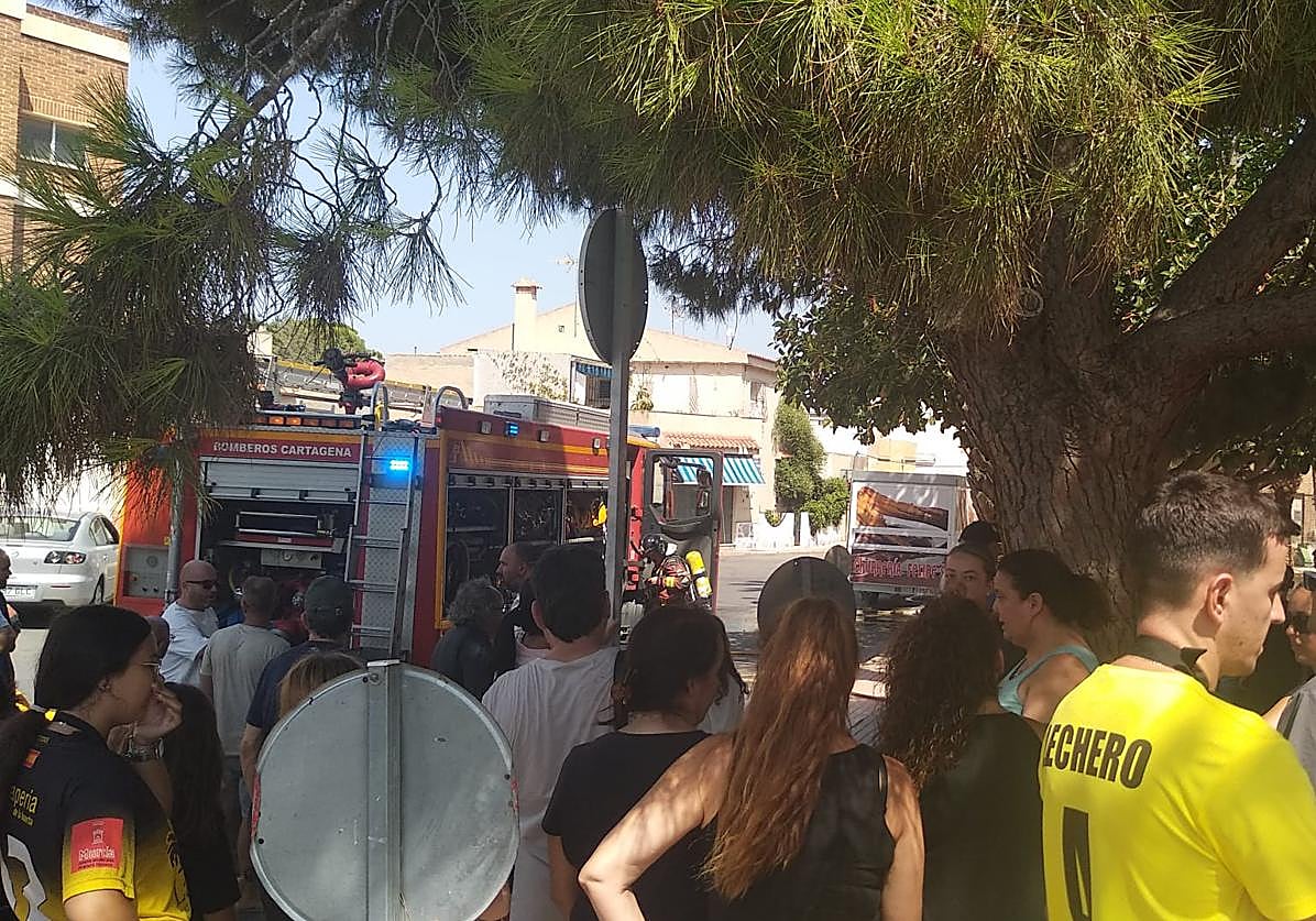 Imagen principal - Arden el mural de la plaza Pico Roldán de Canteras y las mesas y sillas destinadas a las fiestas