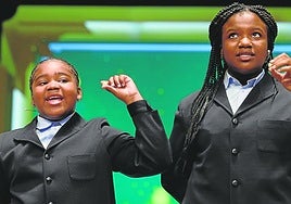 Dos niñas de San Ildefonso cantan los números premiados de la Lotería de Navidad.