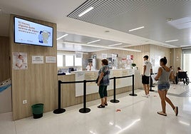 Pacientes aguardan para ser atendidos en un centro de salud, este verano.