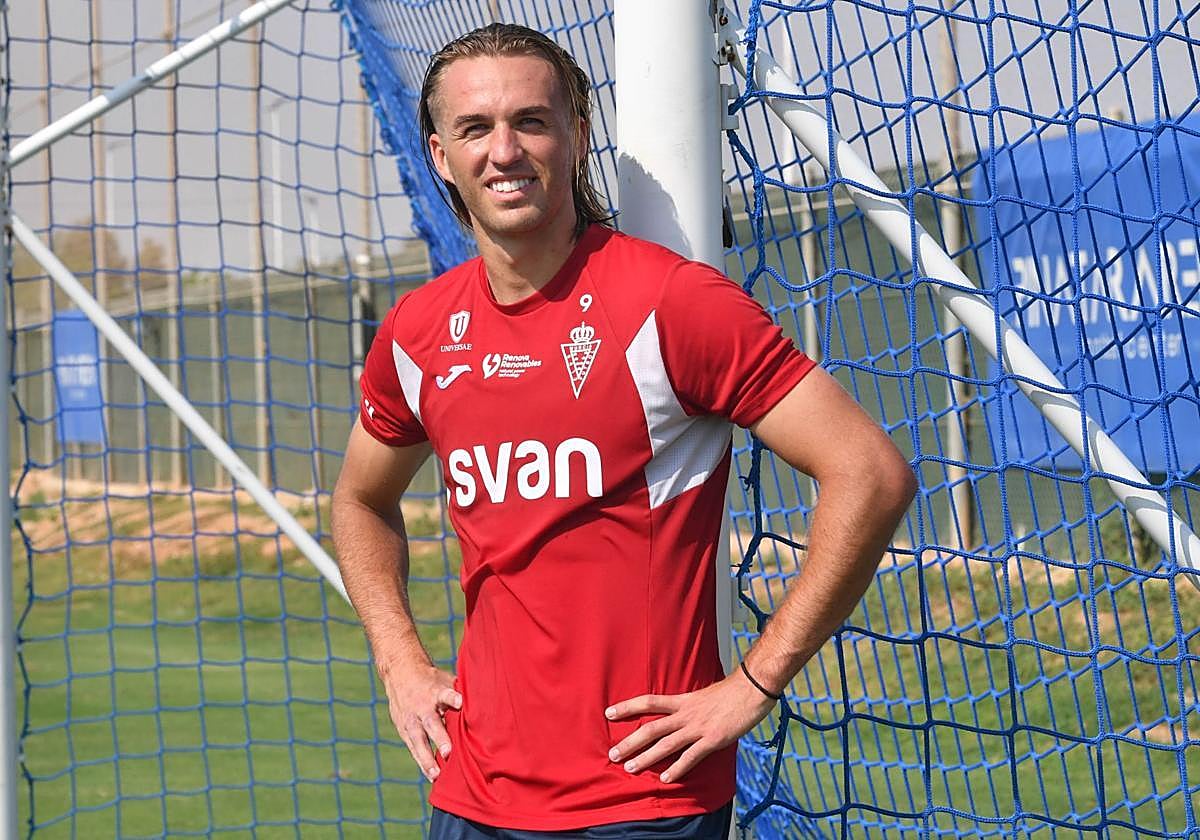 El futbolista grana Pedro Benito, este martes, en las instalaciones de Pinatar Arena.