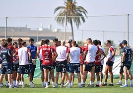 Joseba Etxeberria dando una charla a los jugadores del Real Murcia