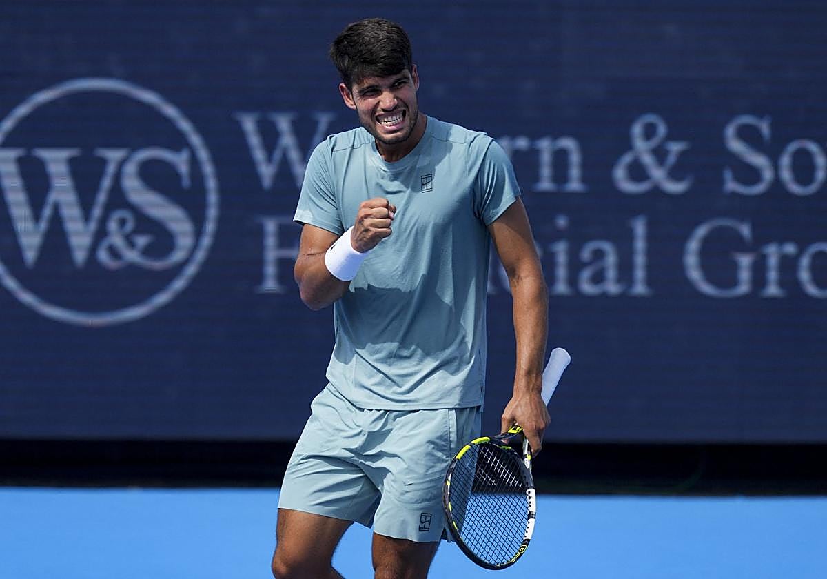 Carlos Alcaraz celebra un punto, este martes, ante Medjedovic.