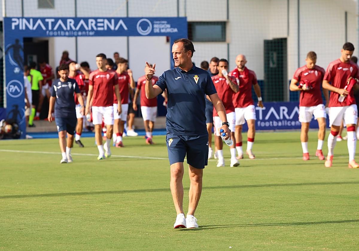 Joseba Etxeberria, dirigiéndose a los aficionados presentes en el Pinatar Arena en los minutos previos del duelo ante el Eldense del pasado miércoles.