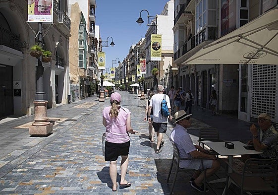 Turistas buscan la sombra a un lado de la calle del Carmen, durante una jornada calurosa.