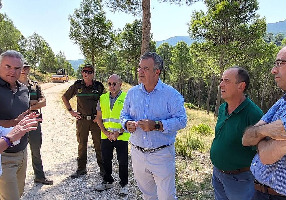 El alcalde de Moratalla, Juan Pascual Soria (i), ayer en la visita del consejero Vázquez (3d).