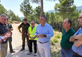 El alcalde de Moratalla, Juan Pascual Soria (i), ayer en la visita del consejero Vázquez (3d).