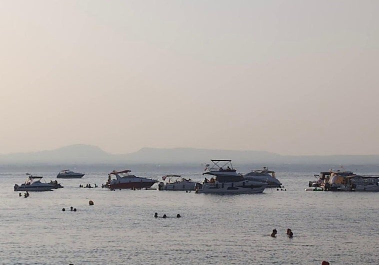 Concentraciones en la costa de La Manga, a la altura del kilómetro diez.