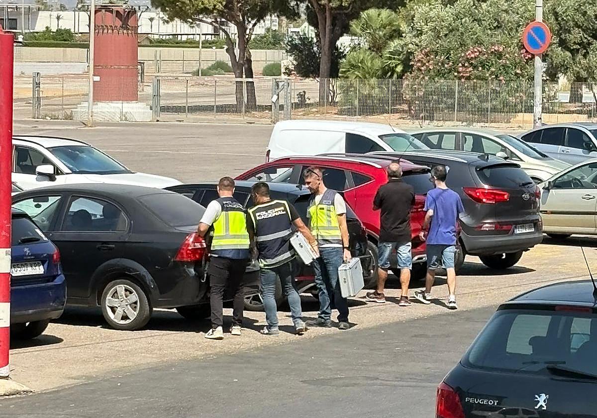 Agentes de la Policía Científica, ayer, en los aledaños del Cartagonova tras recoger pruebas en su interior.