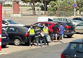 Agentes de la Policía Científica, ayer, en los aledaños del Cartagonova tras recoger pruebas en su interior.