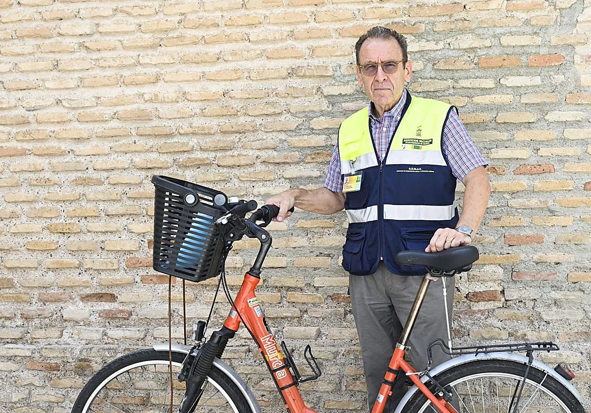 Usuario de la bicicleta. José Morales, con el vehículo más limpio y ecológico para moverse por la ciudad.