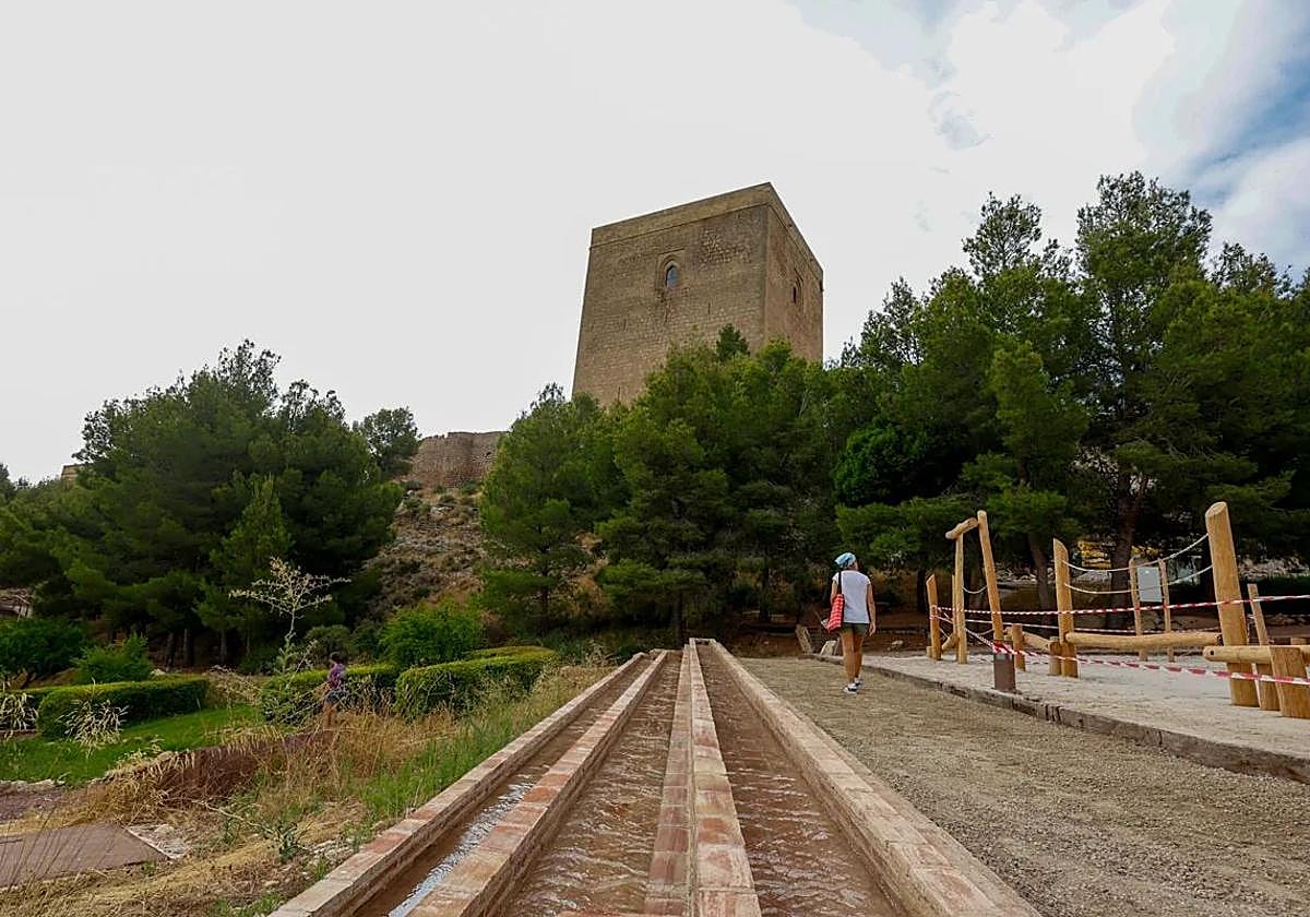 Turista camina junto a una de las fuentes ornamentales del Castillo de Lorca.