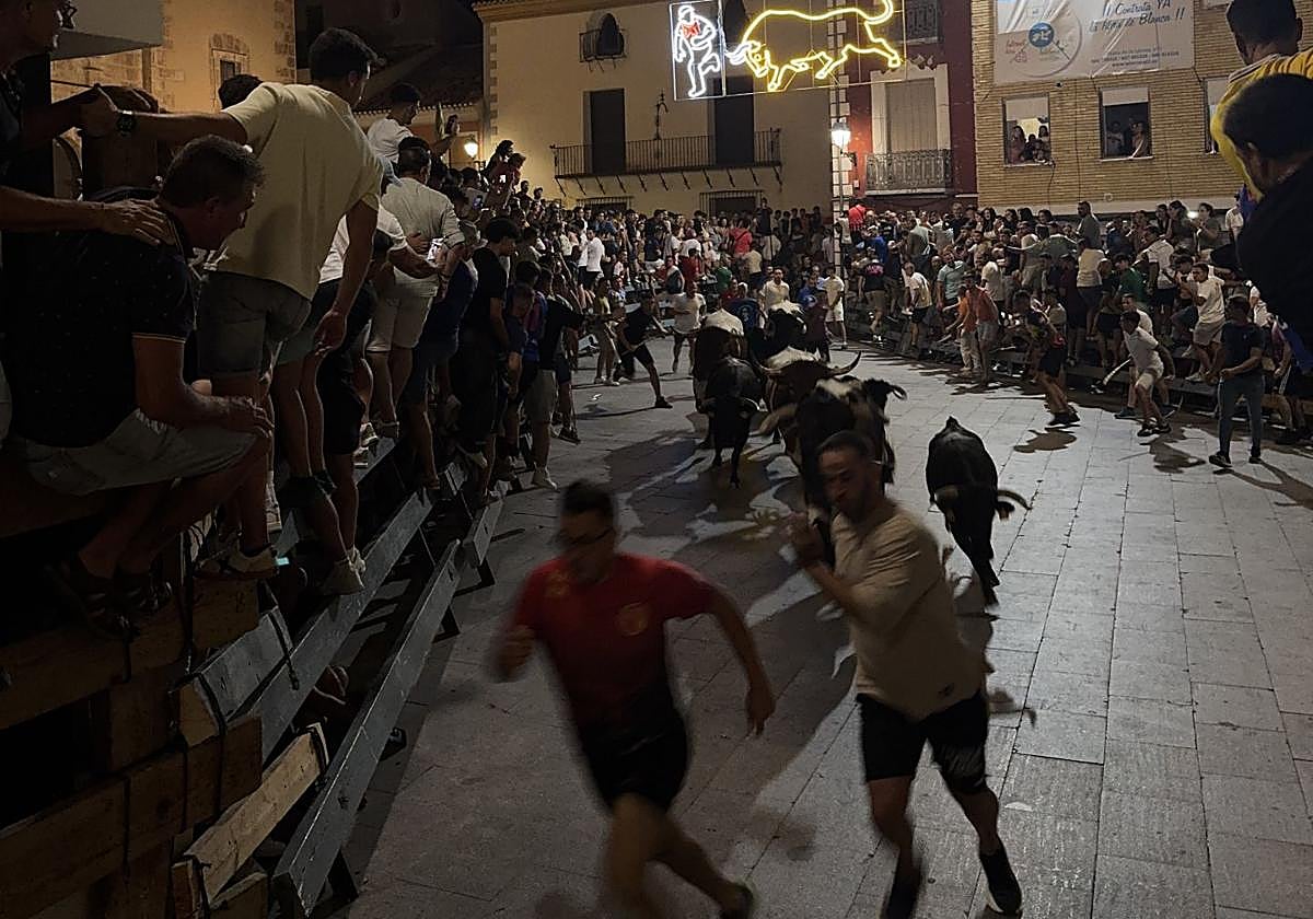 Un momento del rápido encierro nocturno, este lunes, en Blanca.
