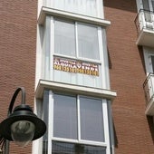 Carteles en los balcones de dos viviendas del centro de Cartagena, en una imagen de archivo.