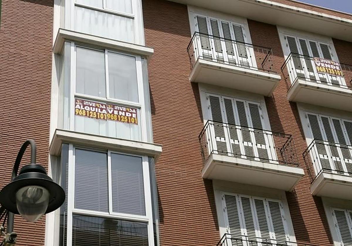 Carteles en los balcones de dos viviendas del centro de Cartagena, en una imagen de archivo.