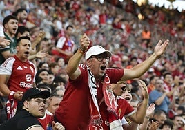 Un seguidor grana protesta en el 'playoff' frente al Nástic.