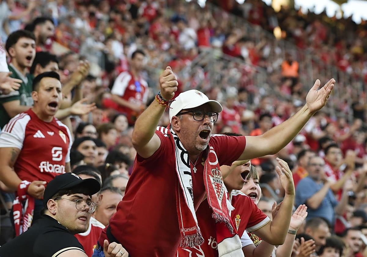 Un seguidor grana protesta en el 'playoff' frente al Nástic.
