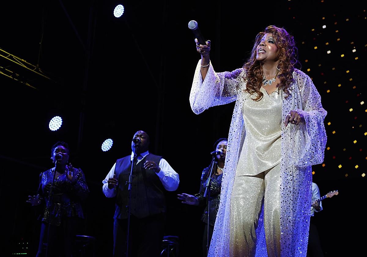 Gloria Gaynor, leyenda de la música disco, durante su actuación en San Pedro.