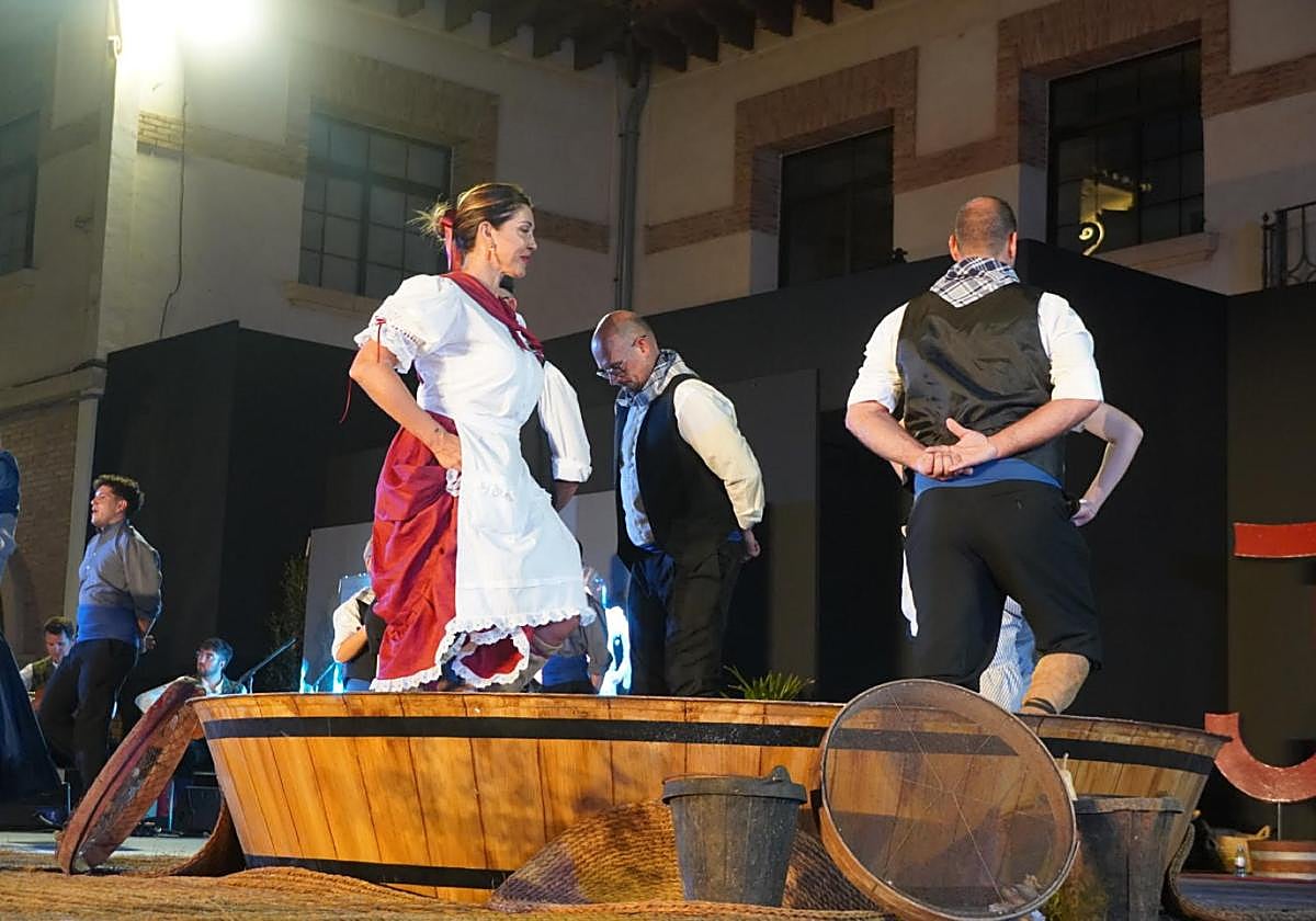 Acto de la pisada del primer mosto en el lagar, este martes, en Jumilla.