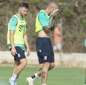 Fran Vélez seguido de Perejón en un entrenamiento.