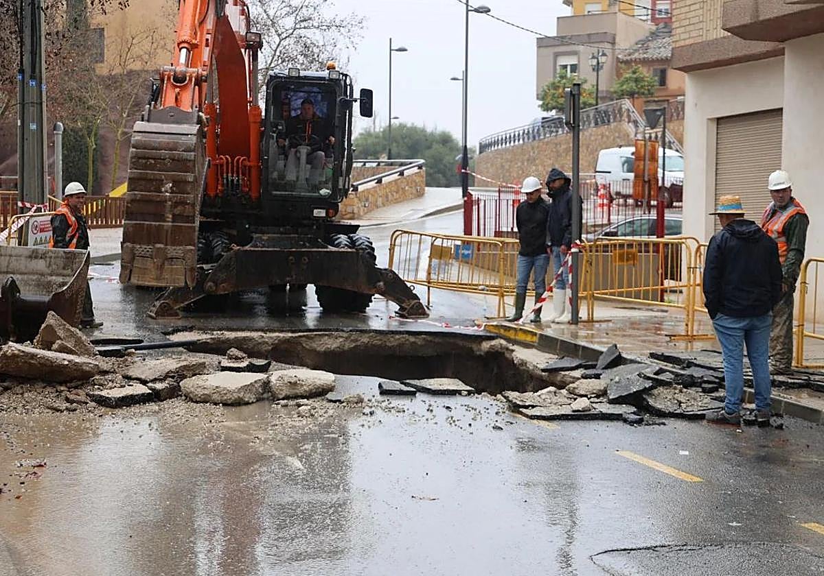 Socavón provocado por las fuertes lluvias en la calle San Fernando, en Lorca.