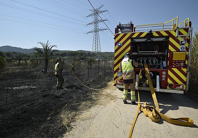 Bomberos de Murcia, este miércoles, en el lugar del incendio.