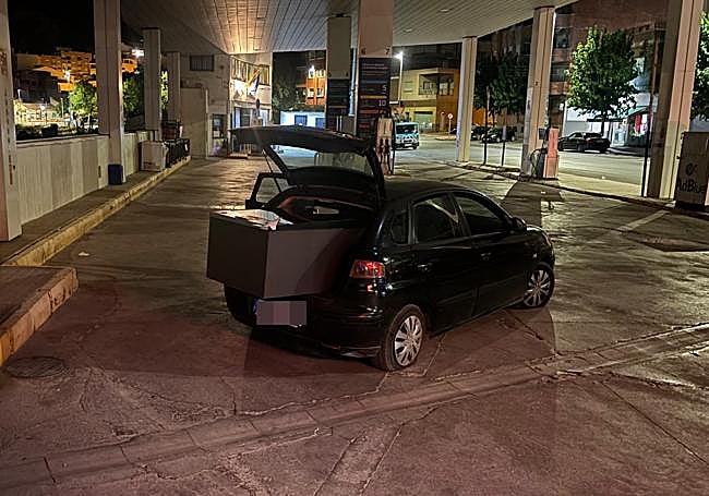 Un vehículo abandonado con una máquina de tabaco en el maletero.