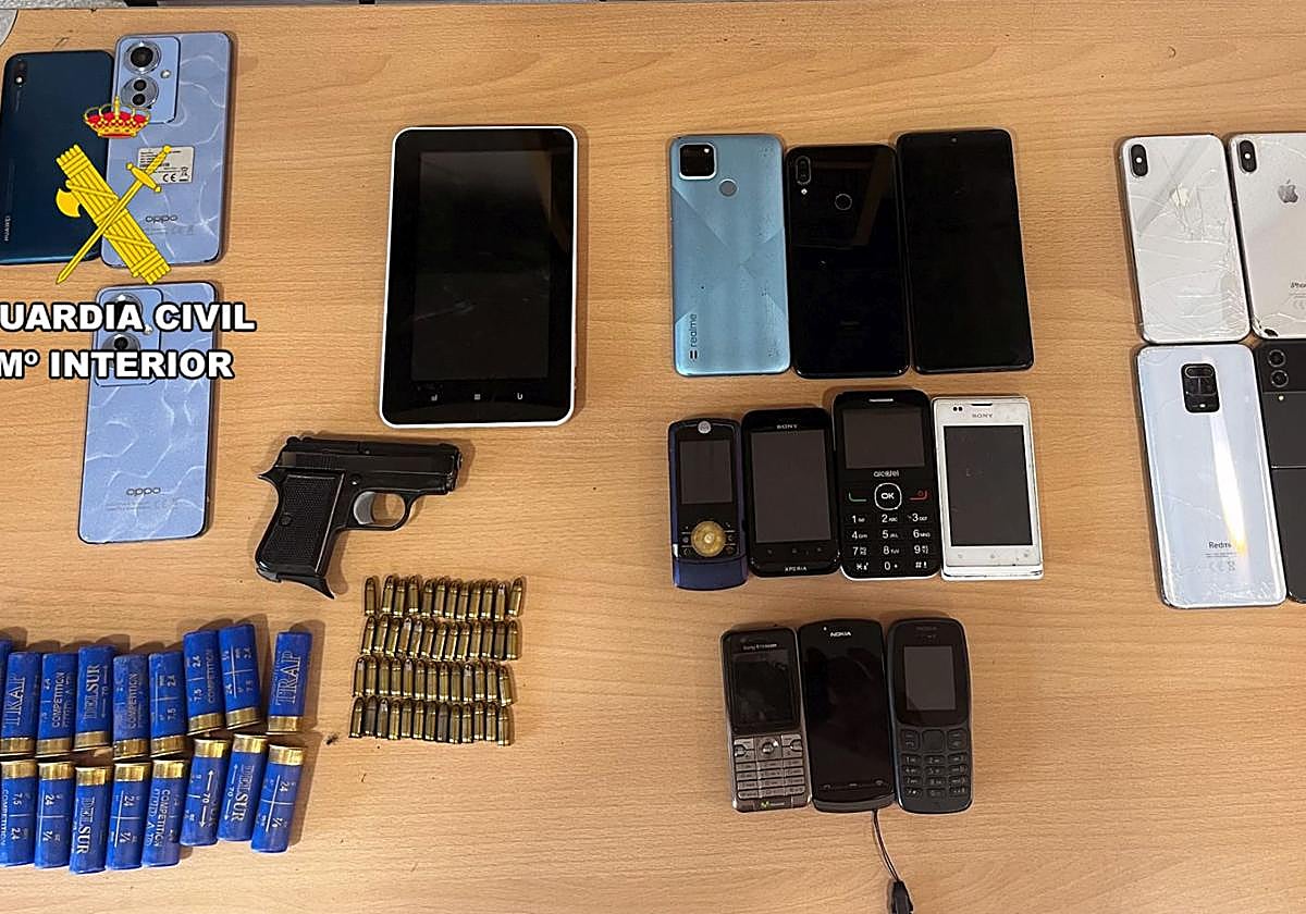 Imagen de los objetos incautados en el registro.