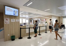 Pacientes aguardan a ser atendidos en un centro de salud de la Región.