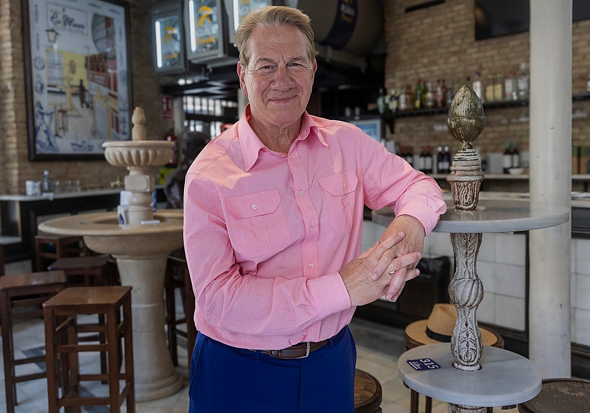 Michael Portillo sonríe en la Bodega La Fuente, en Cartagena.