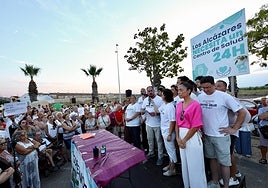 El alcalde de Los Alcázares, Mario Pérez Cervera, lee un manifiesto este miércoles durante la concentración por un servicio sanitario de 24 horas.