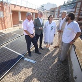 El consejero de Salud, Juan José Pedreño, este jueves en la azotea del centro de salud de El Carmen, junto a las placas solares instaladas.