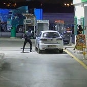 Los ladrones se bajan del coche en una gasolinera de Cabezo de Torres.