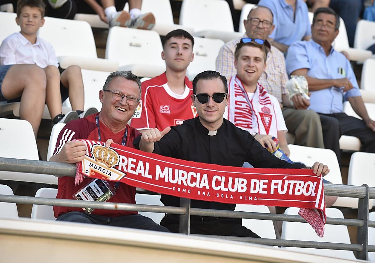 En la casa grana. El sacerdote Miguel Tovar, junto a otro fiel del Murcia, en el Enrique Roca.
