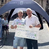 Gabriel García y Manuel Molina Boix, de la AECC, en Murcia.