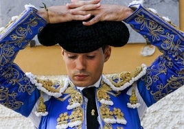 El diestro Antonio Puerta, vestido de azul Chefchaouen.