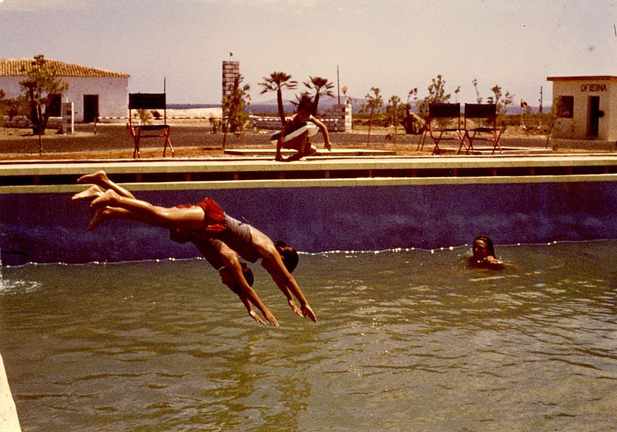 Los Alcázares. Niños lanzándose a la piscina del Camping Los Alcázares-Cartagonova (c. 1970).