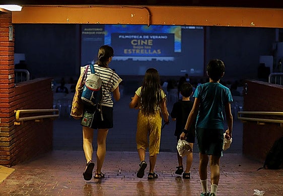 Espectadores entrando al cine en la sesión de ayer del ciclo de verano que la Filmoteca Regional proyecta en el Parque de Fofó.