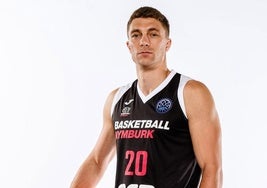 Spencer Svejcar posando con el balón.