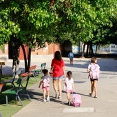 Participantes de la escuela de verano en Lorca dentro del recinto del CEIP San Fernando.