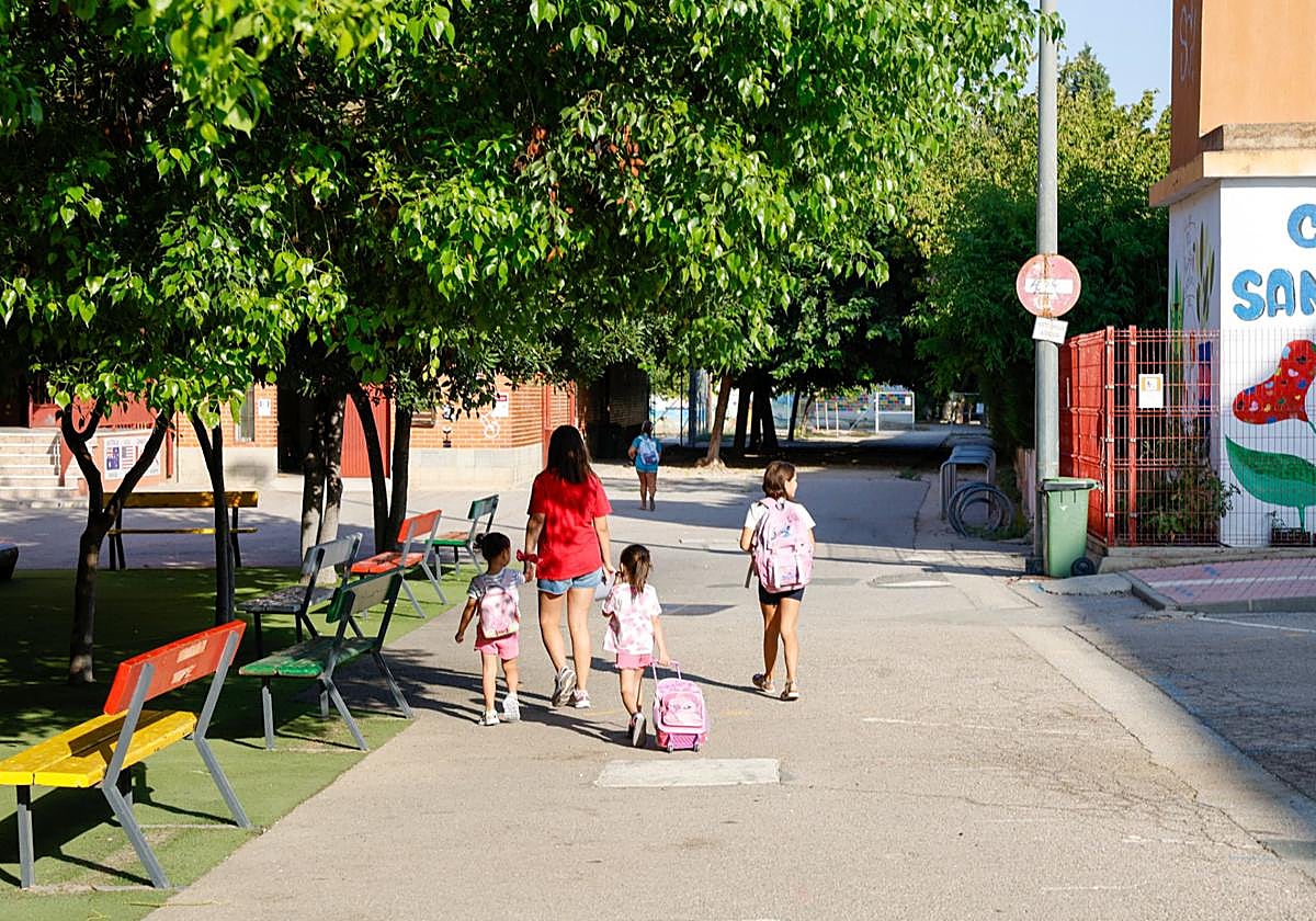 Participantes de la escuela de verano en Lorca dentro del recinto del CEIP San Fernando.