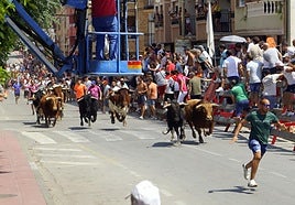 Varios hombres corren delante de los toros en el encierro de este jueves.