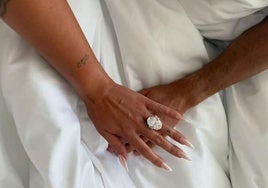 Georgina y Cristiano muestran el anillo que este le ha regalado a su pareja.