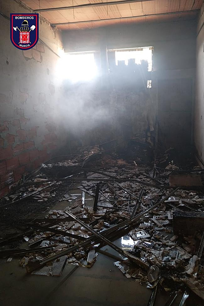 Interior del edificio quemado este jueves.