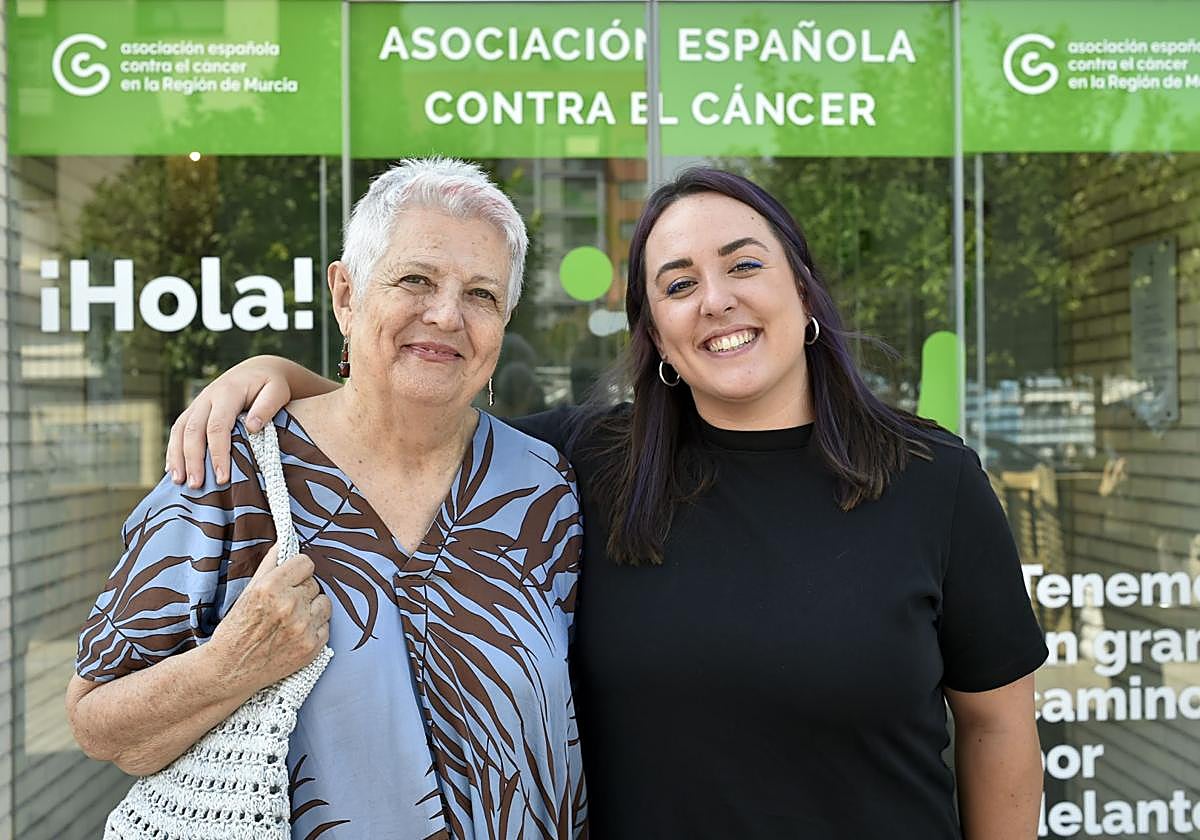 Emilia Hernández y María Paredes, en la AECC.