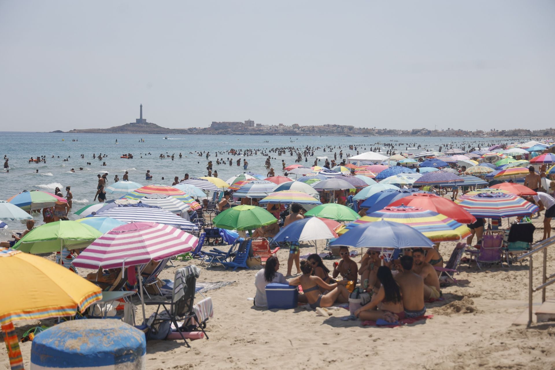 En imágenes, las playas de La Manga y Cabo de Palos se llenan en el puente de agosto
